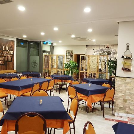 Hostal Restaurante El Abuelo Trobajo Del Camino Екстериор снимка