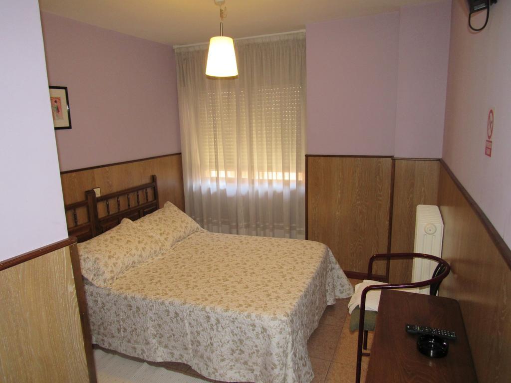 Hostal Restaurante El Abuelo Trobajo Del Camino Екстериор снимка