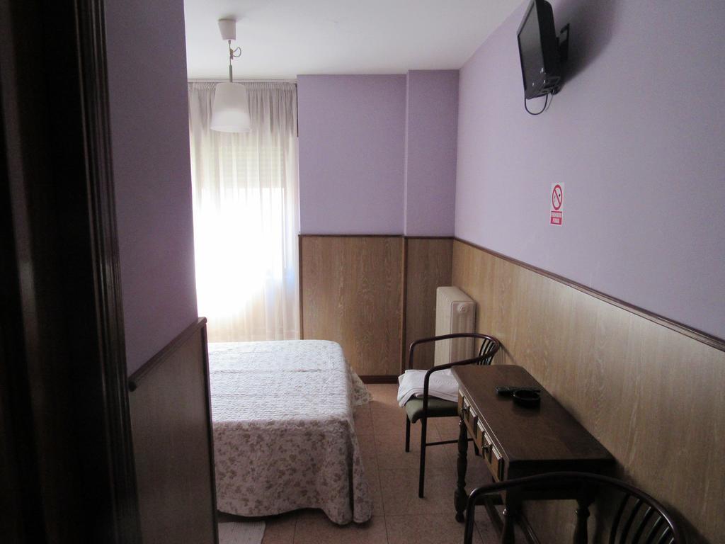 Hostal Restaurante El Abuelo Trobajo Del Camino Екстериор снимка