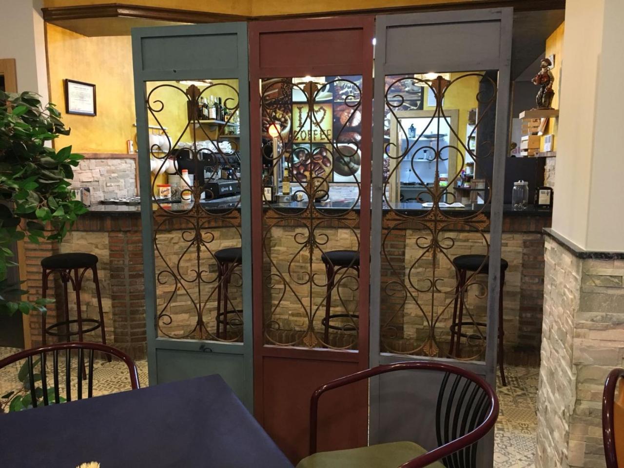 Hostal Restaurante El Abuelo Trobajo Del Camino Екстериор снимка
